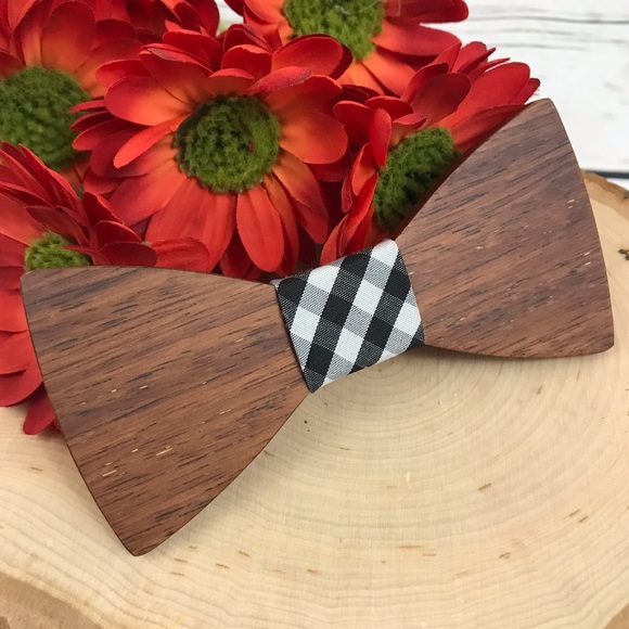 Rough-Hewn Gentleman Wooden Butterfly Bow Tie - Picture 2 of 8